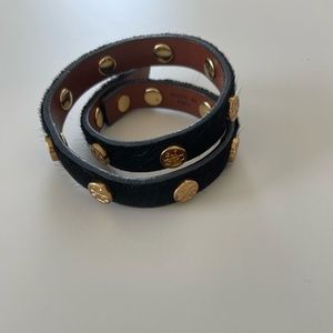 TORY BURCH DOUBLE WRAP LOGO STUD BRACELET